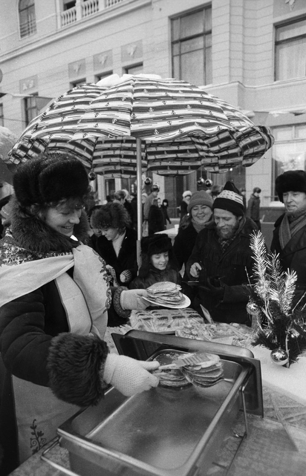 В дни новогодних праздников на Старом Арбате. 1987 год.