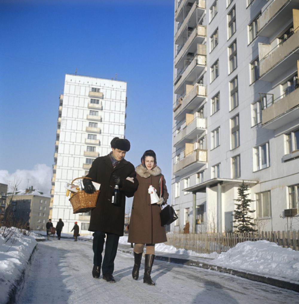 Семейная пара возвращается домой с покупками к новогоднему столу. 1971 год.