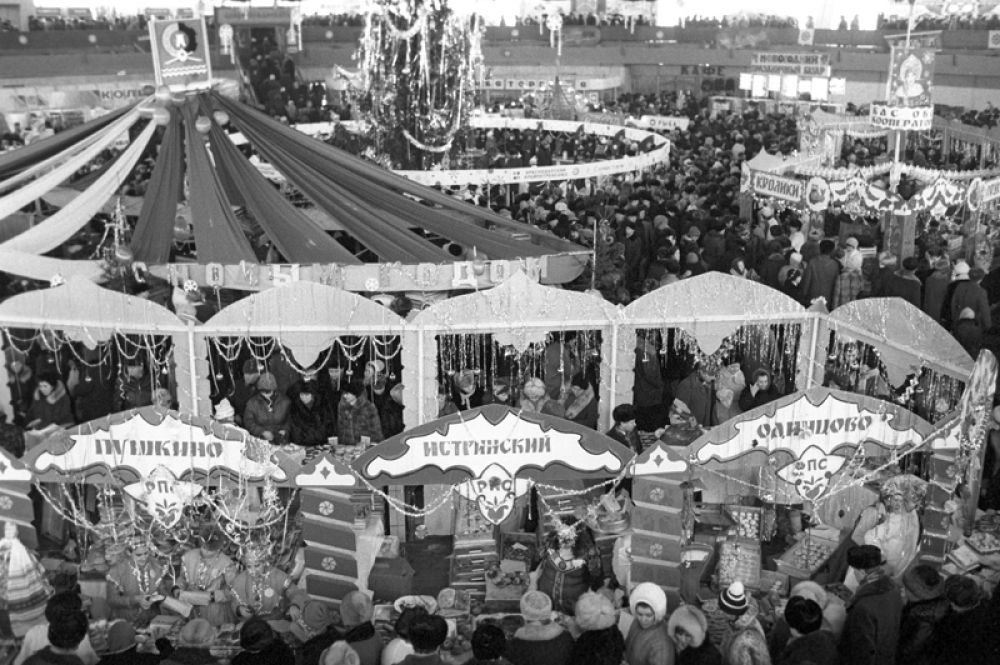 Бауманский рынок накануне Нового года. 1987 год.