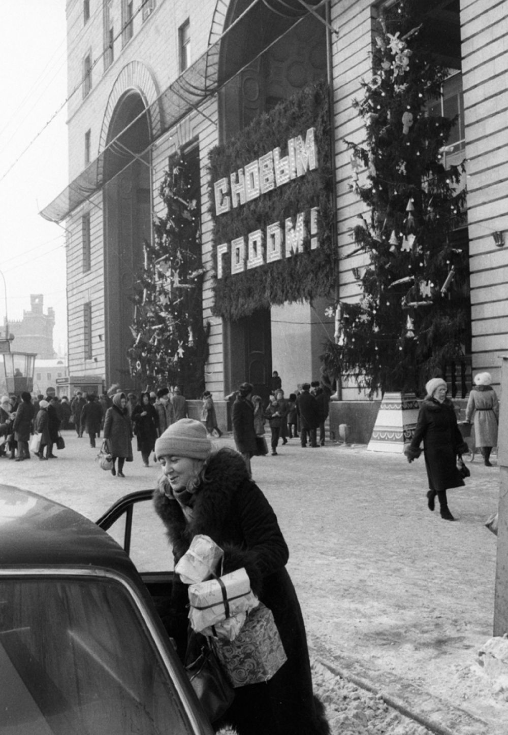 Москвичи торопятся сделать новогодние покупки в «Детском мире» накануне Нового года. 1987 год.