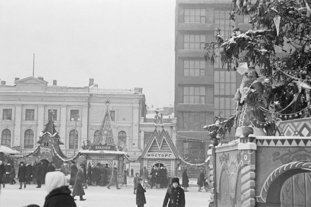 Елочный базар на Пушкинской площади в Москве. 1947 год.