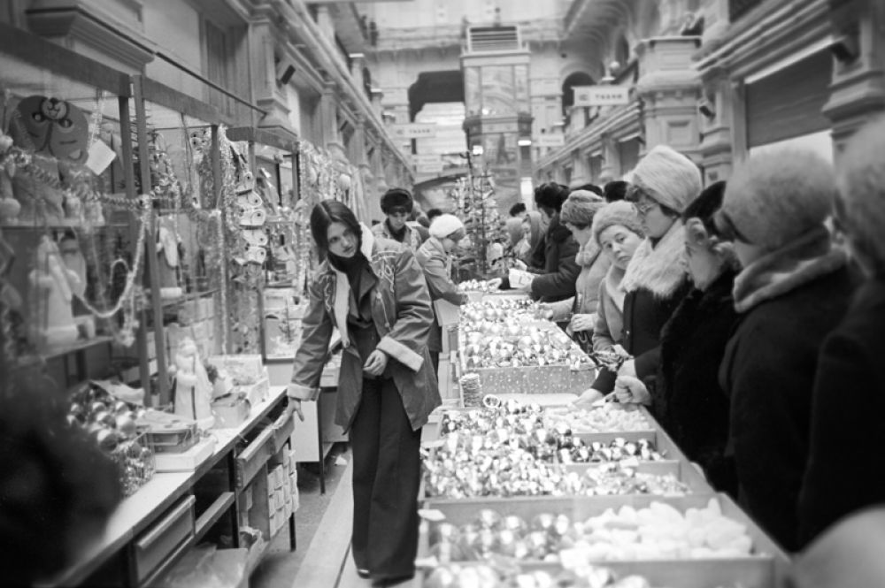 Предновогодняя торговля елочными украшениями в ГУМе. 1978 год.