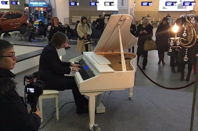 Александр Протасевич час играл на рояле в аэропорту.