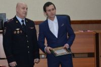 Михаил Разворотнев (справа) обезвредил пьяного отца и удерживал его до прибытия полиции.