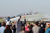 80-летие Краснодарского авиаучилища. На фото: зрители приветствуют лётчика из пилотажной группы «Стрижи» после авиашоу в честь юбилея вуза.