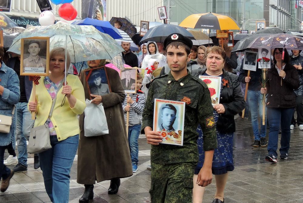 На Кубани отметили 73-ю годовщину Победы. На фото: дождь не испугал участников акции «Бессмертный полк» в Краснодаре.