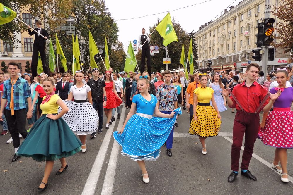 225 лет столице Кубани. На фото: молодёжное шествие в честь Дня города Краснодара.