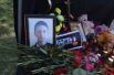 Массовое убийство в Керчи. На фото: жители Геленджика возлагают цветы в память о жертвах трагедии в колледже.