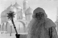 Александр Хвыля исполняет роль Деда Мороза на новогодней елке в Кремле, 1969 г.