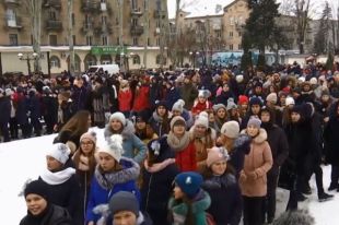 «Щедрик» и елка: дети Покровска установили сразу два новогодних рекорда
