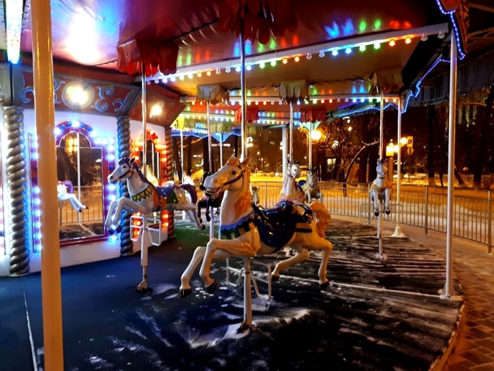 Веселые лошадки - карусель на Цветном бульваре в Тюмени.