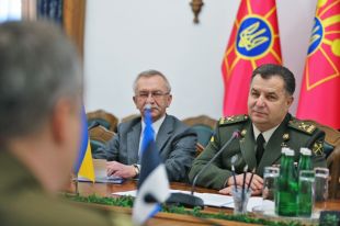 Полторак одобрил комплексные повышения зарплат военнослужащих ВСУ
