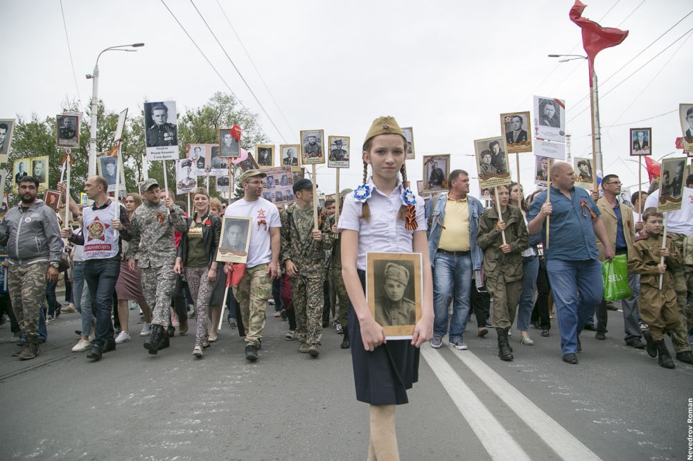 Более 100 тысяч жителей Ростова-на-Дону приняли участие в шествии «Бессмертного полка» 9 мая 2018 года.
