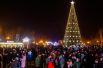 Местные жители на праздновании Нового года на площади Ленина в Южно-Сахалинске.