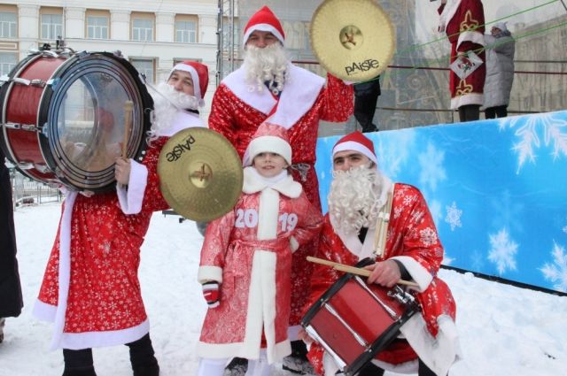 В поселке Винзили жителей поздравляли сразу несколько Дедов Морозов