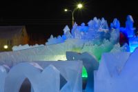 На строительство снежных городков Ямала ушло 80 тысяч ледяных блоков