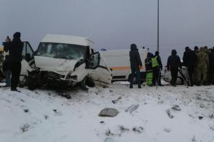 Столкнулись пассажирский микроавтобус и легковой автомобиль, оба марки Ford.