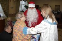 Дед Мороз со Снегурочкой вручили пенсионерам новогодние подарки.