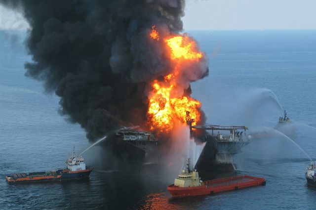 Тушение пожара на плавучей буровой установке Deepwater Horizon в Мексиканском заливе.
