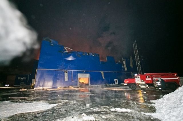 Обрушилась крыша: пожар на заводе в Новосергиевском районе локализован