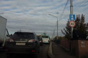 Выделенная полоса на Коммунальном мосту уже приводила к массовым пробкам.