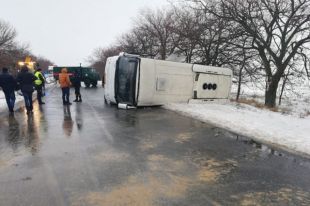 Возле села Половинки Николаевского района водитель не справился с управлением и автобус перевернулся.