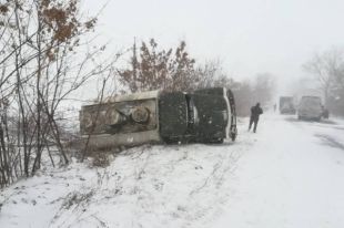 В Николаевской области из-за гололедицы перевернулся бензовоз