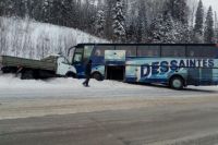 На 67-м километре автодороги Полазна-Чусовой водитель ГАЗ-33106 не выбрал безопасную скорость движения и столкнулся с автобусом.