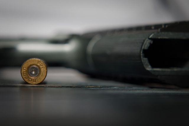 В своем гараже мужчина болгаркой отпилил ствол охотничьего ружья ИЖ калибра 16 мм, затем приделал к нему самодельную рукоять.