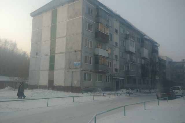 Семейная драма разыгралась в этом доме, в квартире, которая не стоит и 1 млн рублей.