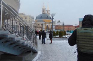 В Киеве грабители приковали мужчину к перилам и отняли рюкзак с деньгами