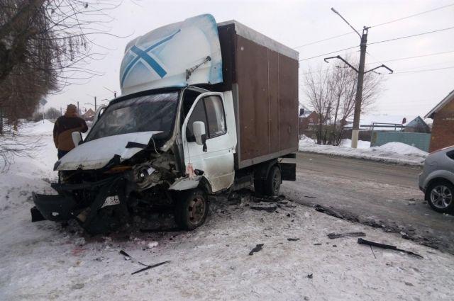 ДТП на «встречке»: в Орске 23-летний водитель Ford врезался в «ГАЗ»