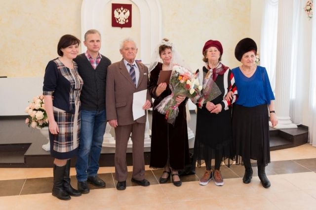 83-летняя Галина Климова и 81-летний Михаил Кынкурогов в ЗАГСе