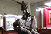 «Лысый большевик залез на броневик» – один из многочисленных экспонатов мемориала-музея вождя мирового пролетариата.