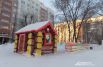 Умельцы из соседних дворов сделали снежный городок в сказочно-русском стиле.