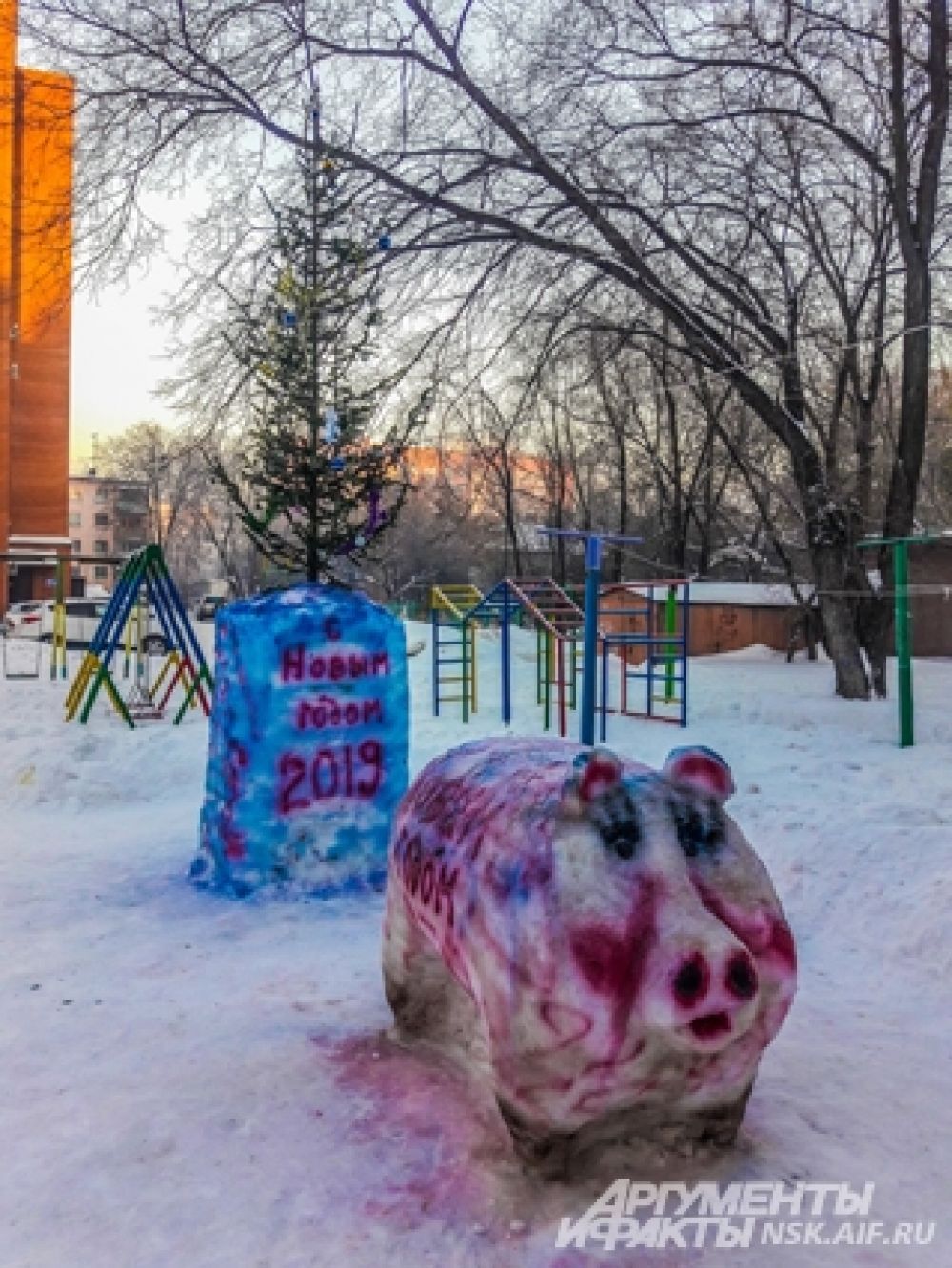 Символ года - одна из любимых тем для снежного творчества в Новосибирске.