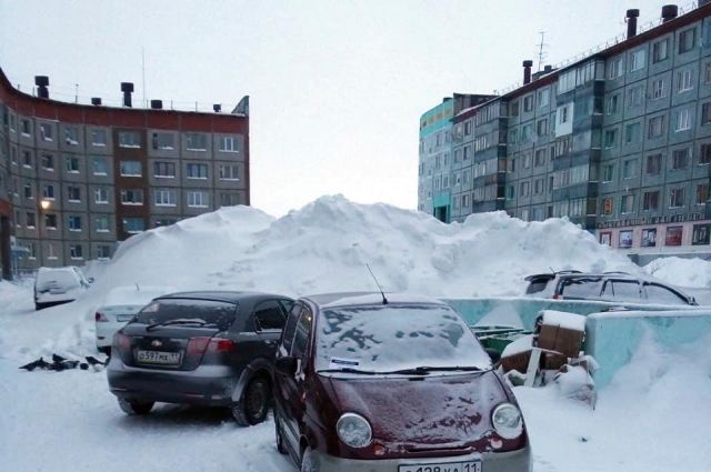 К 4 января Воркуту завалило снегом, а потом и мусором. Есть десяток адресов в городе и Воргашоре, где тяжёлая техника так и не смогла подъехать к контейнерным площадкам.