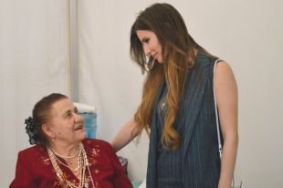 Галина Головченко, основатель благотворительного фонда «Поколение» (на фото справа) со своей подопечной.