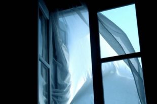 В Киеве пенсионерка пыталась на глазах у внучки прыгнуть с десятого этажа