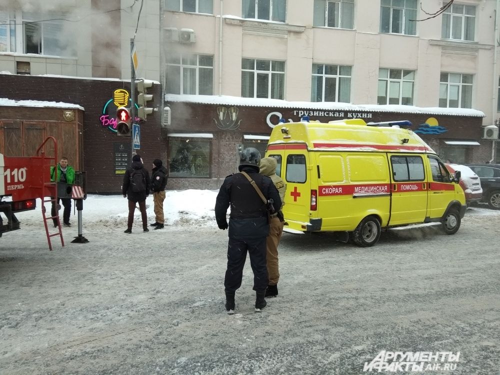На месте работали восемь бригад скорой помощи.
