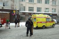 На месте пожара офиса в центре Перми работали восемь бригад Скорой помощи. 