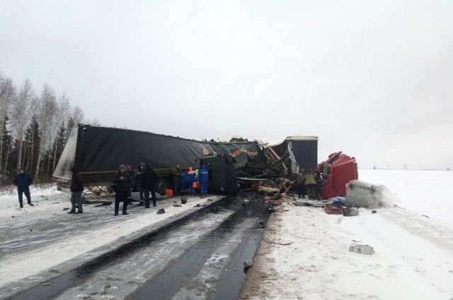 Два грузовика столкнулись на трассе 17 января.