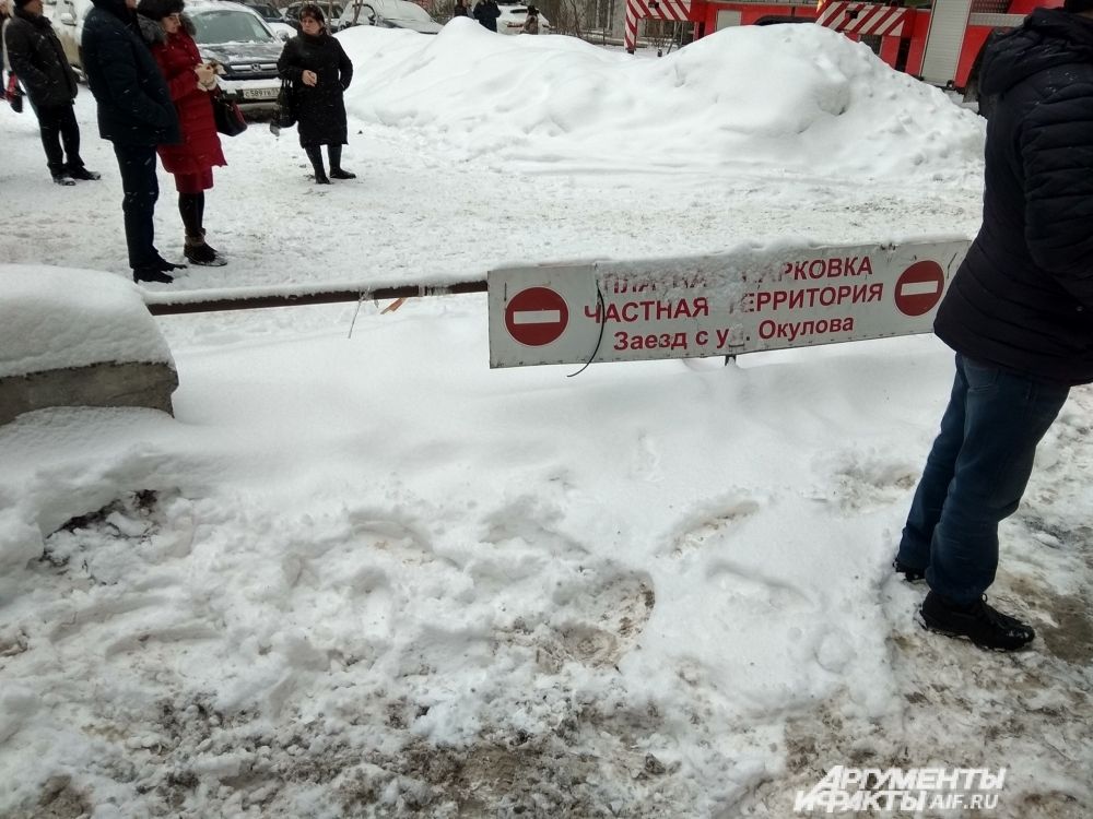Пожарная машина долго не могла подъехать со двора из-за ограждения.