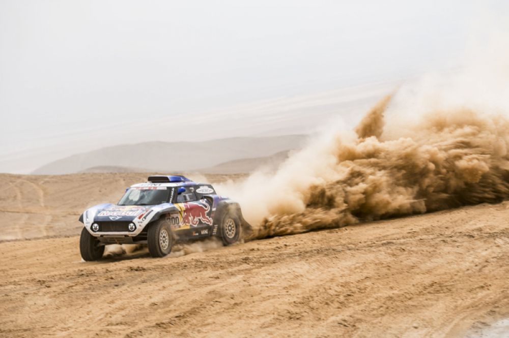 Испанский гонщик Карлос Сайнс из команды X-raid MINI JCW во время четвертого этапа ралли Дакар на участке Арекипа – Такна.