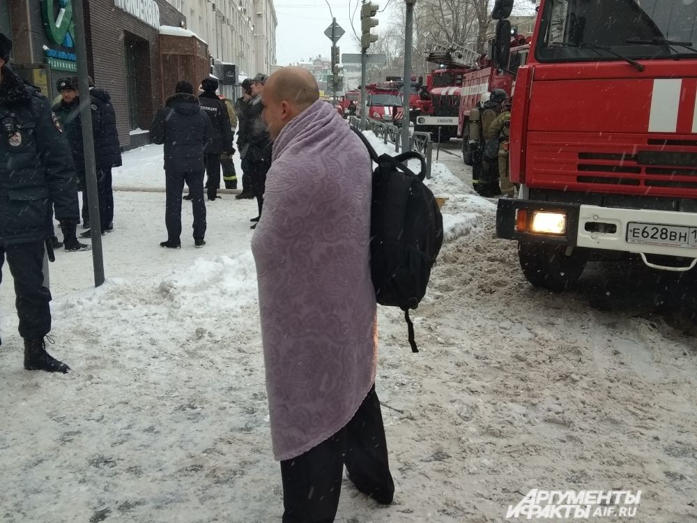Некоторые люди, спасаясь из горящего здания, не успели одеться.