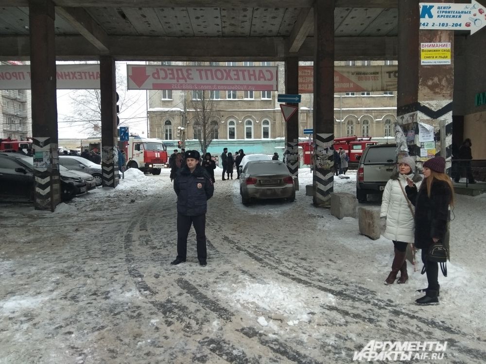 Горящее здание оцепили силовики.