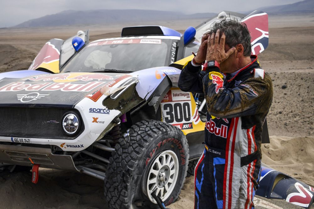 Испанец Карлос Сайнс из команды X-Raid Mini JCW после того, как во время третьего этапа ралли повредил подвеску своего автомобиля.