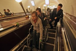 В Киеве две станции метро обустроят для людей с инвалидностью