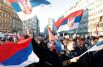Жители Белграда с российскими флагами во время визита Путина.