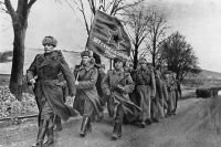 Стрелковый полк на марше. Советские войска на территории освобожденной Польши.